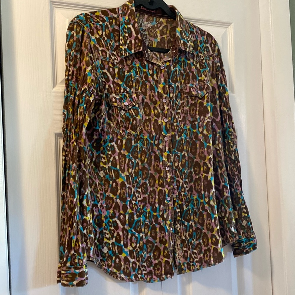 Wrangler Rock 47 animal print top with pearl sanps (pink) . Size L
